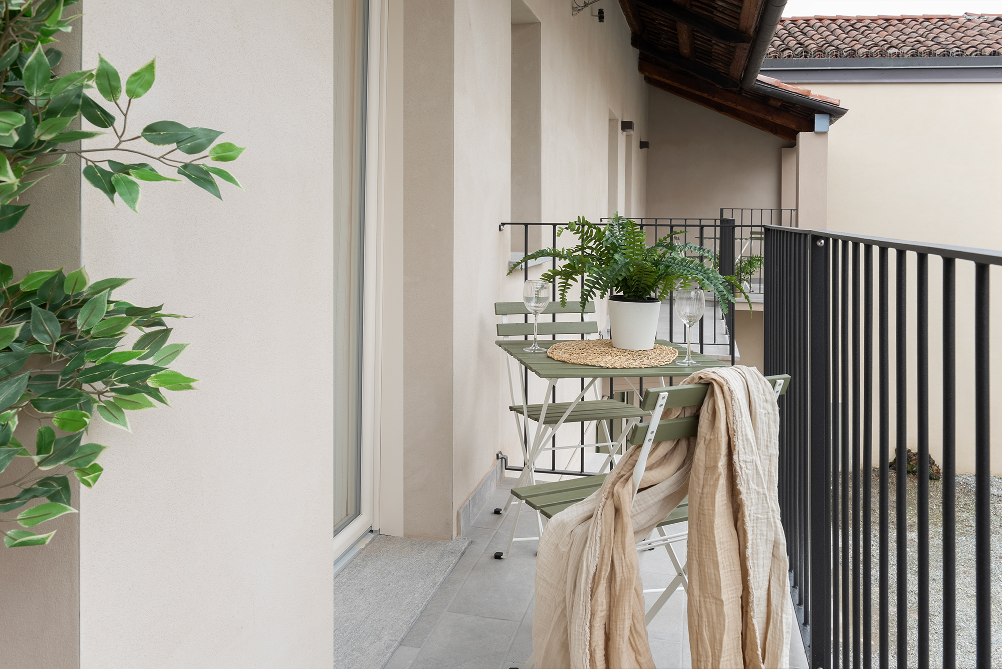 Il balconcino con tavolino e sedie di metallo nel bilocale in affitto a Savigliano Schiaparelli
