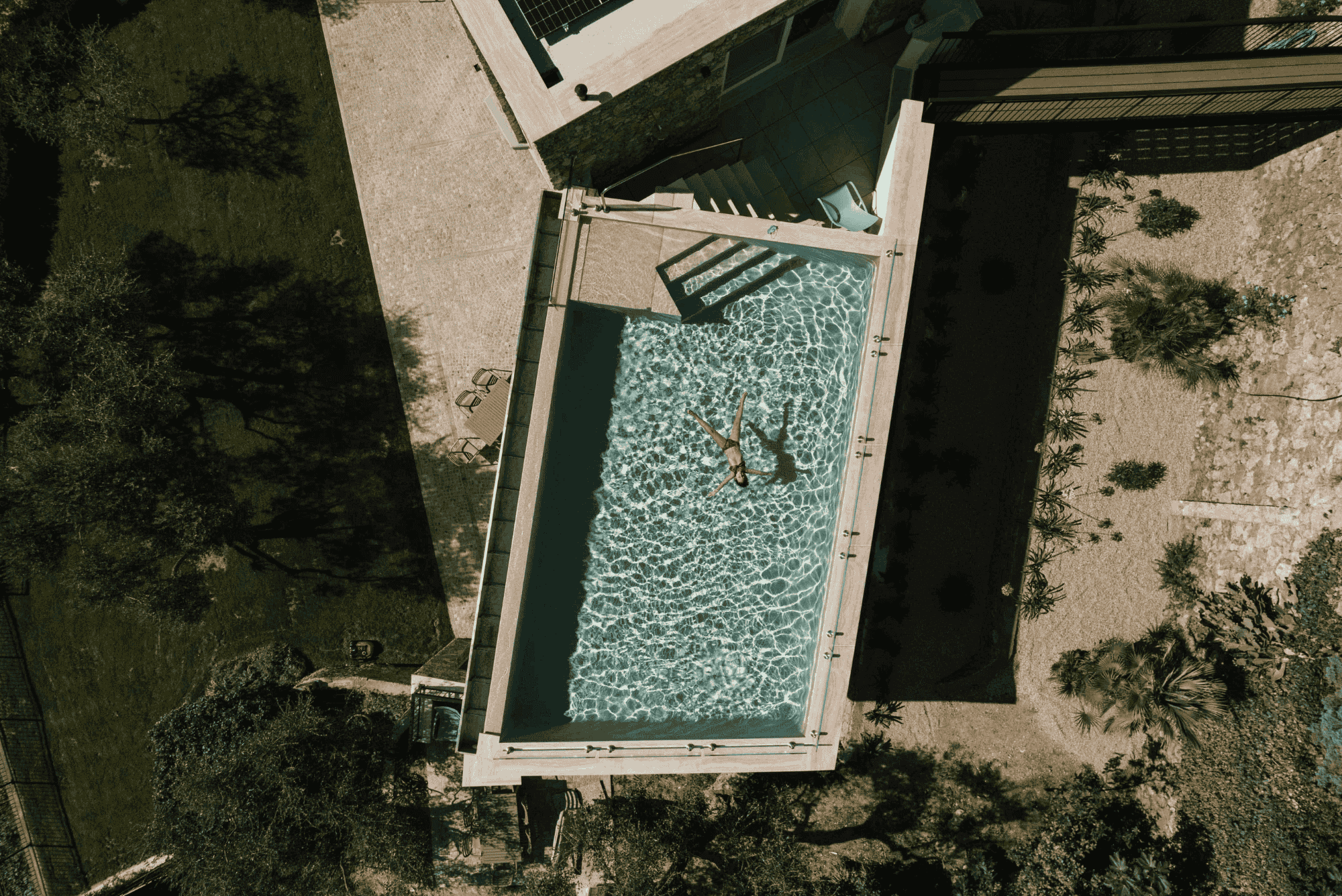 Vista dall'alto a piombo sulla piscina privata nell'appartamento Gli Oleandri a Finale Ligure