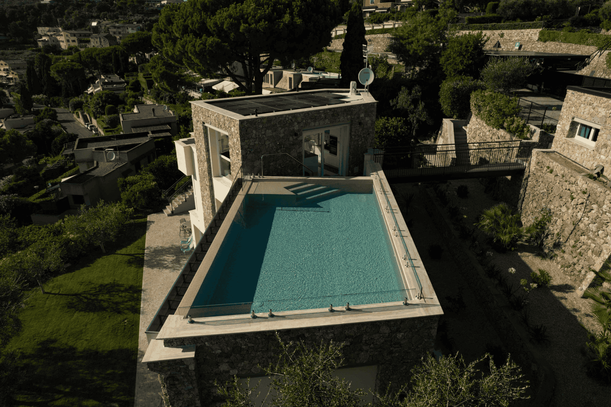 Vista panoramica sulla piscina privata nell'appartamento Gli Oleandri a Finale Ligure e sulle colline circostanti