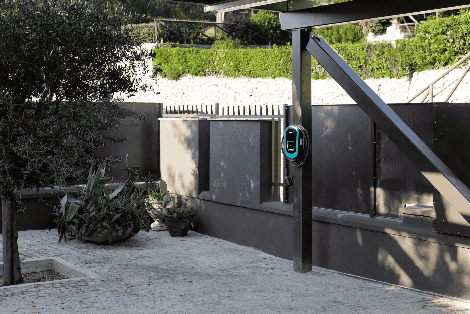 La colonnina di ricarica per bici elettriche nel cortile