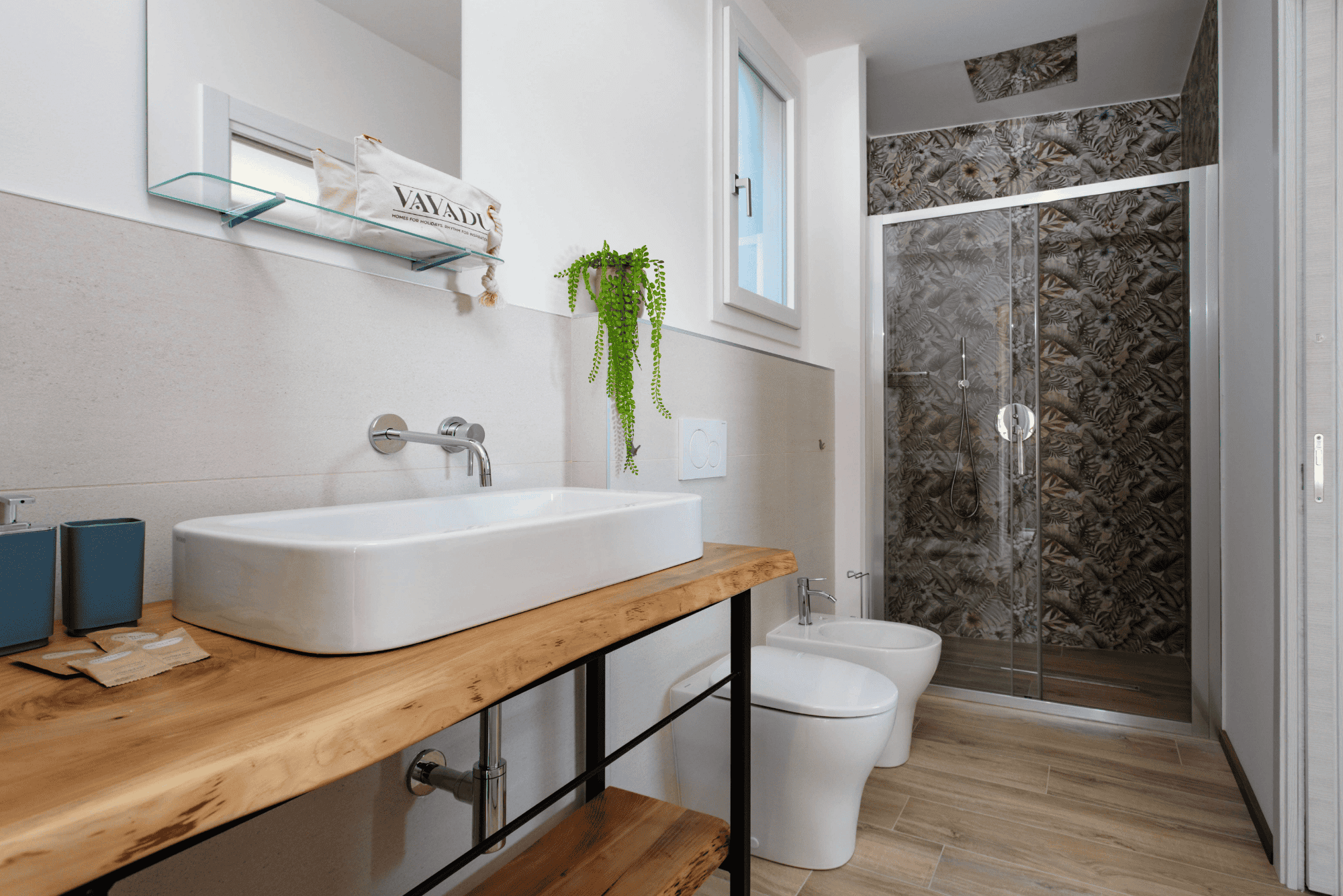 Il bagno con lavabo da appoggio, sanitari e grande doccia della casa con piscina privata Gli Oleandri a Finale Ligure