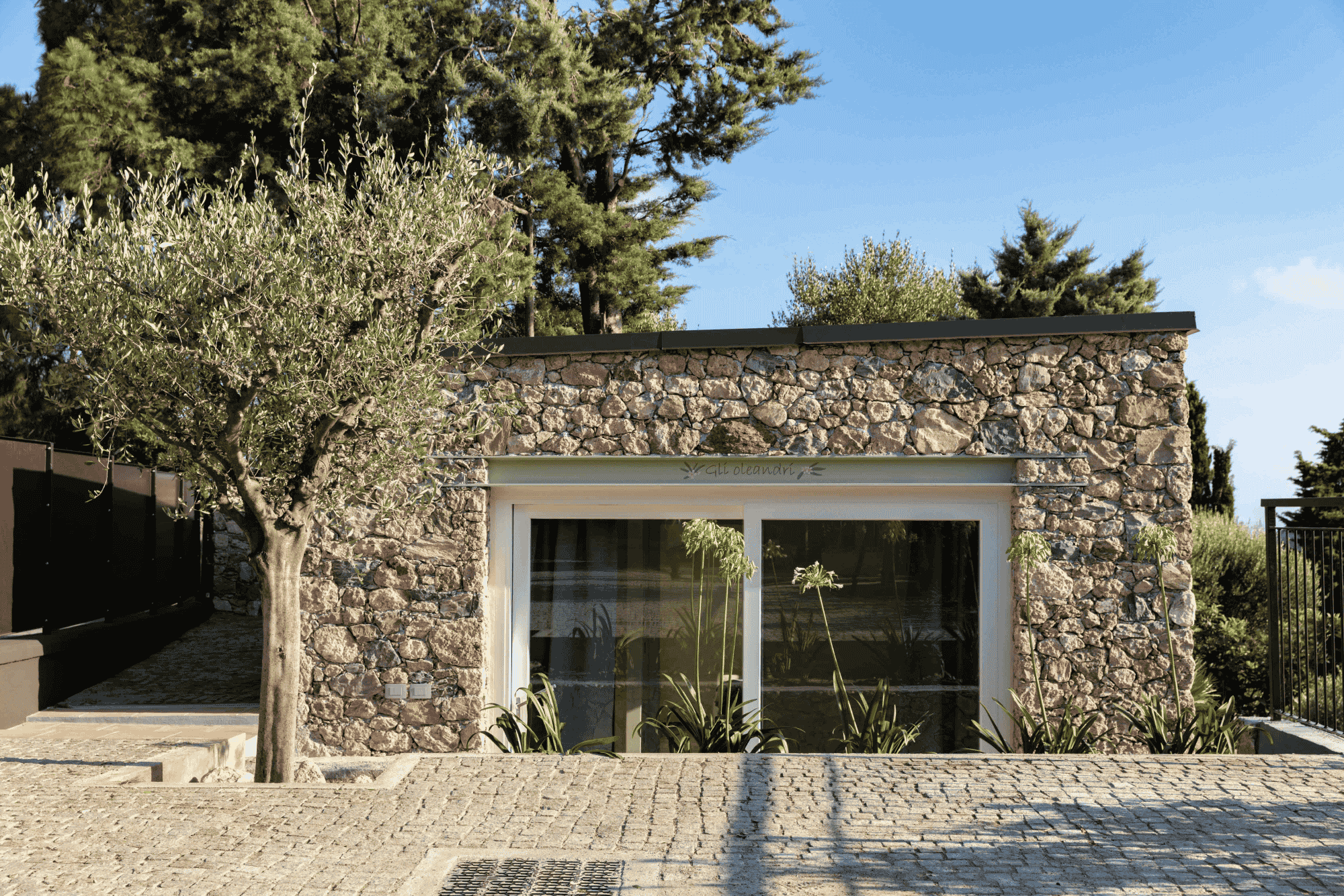 L'esterno in pietra della casa con piscina privata Gli Oleandri a Finale Ligure