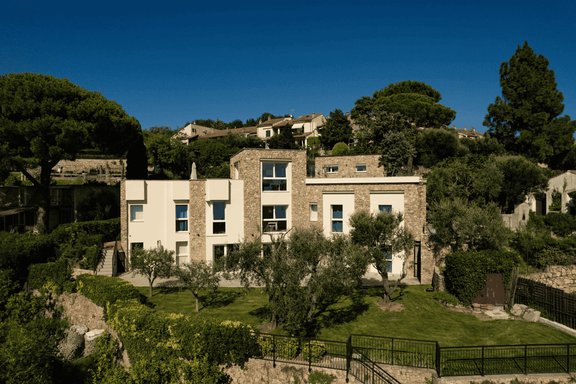 Vista panoramica sul complesso Villa Serena che include l'appartamento Gli Oleandri a Finale Ligure