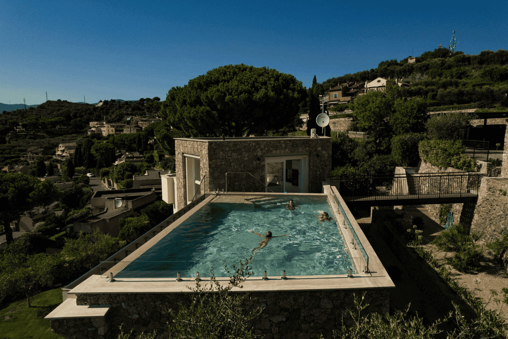 Vista panoramica sulla piscina privata nell'appartamento Gli Oleandri a Finale Ligure e sulle colline circostanti
