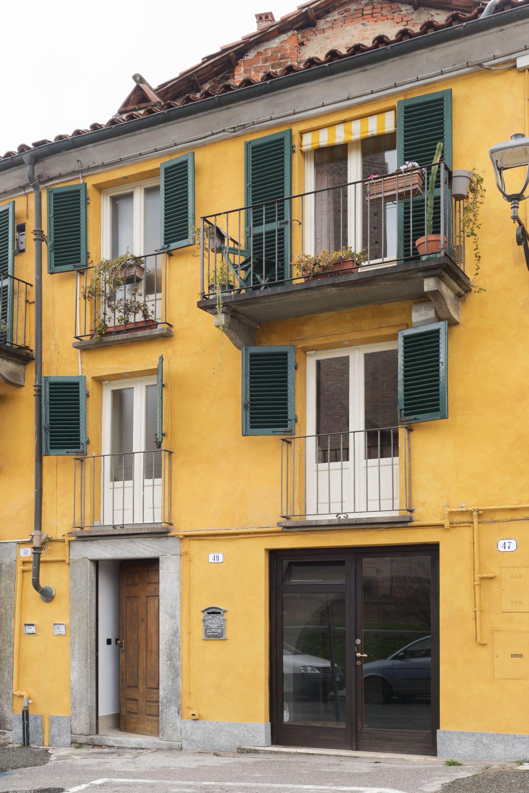 La casa in affitto a Savigliano Il Nido di Cate vista da fuori con la sua facciata gialla, le finestre bianche e il portone scuro