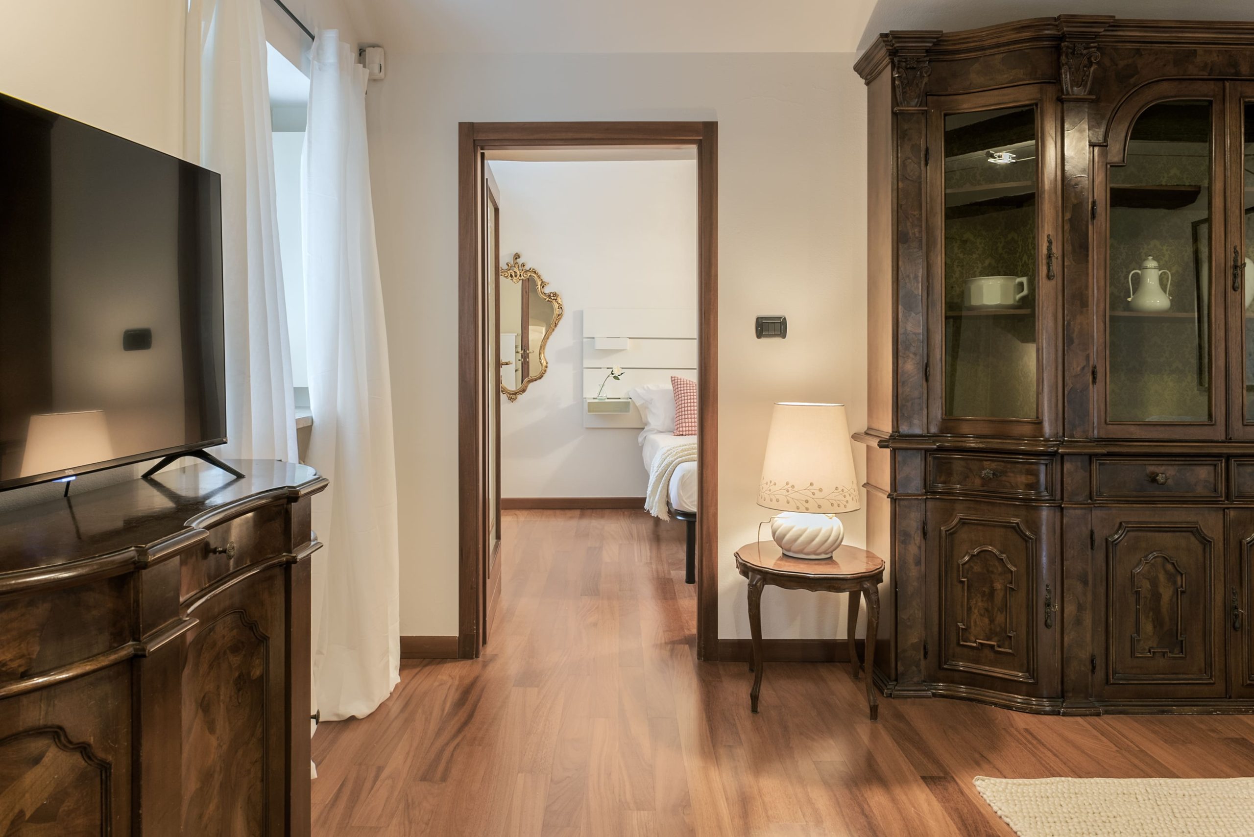L'ingresso alla camera da letto visto dal salotto
