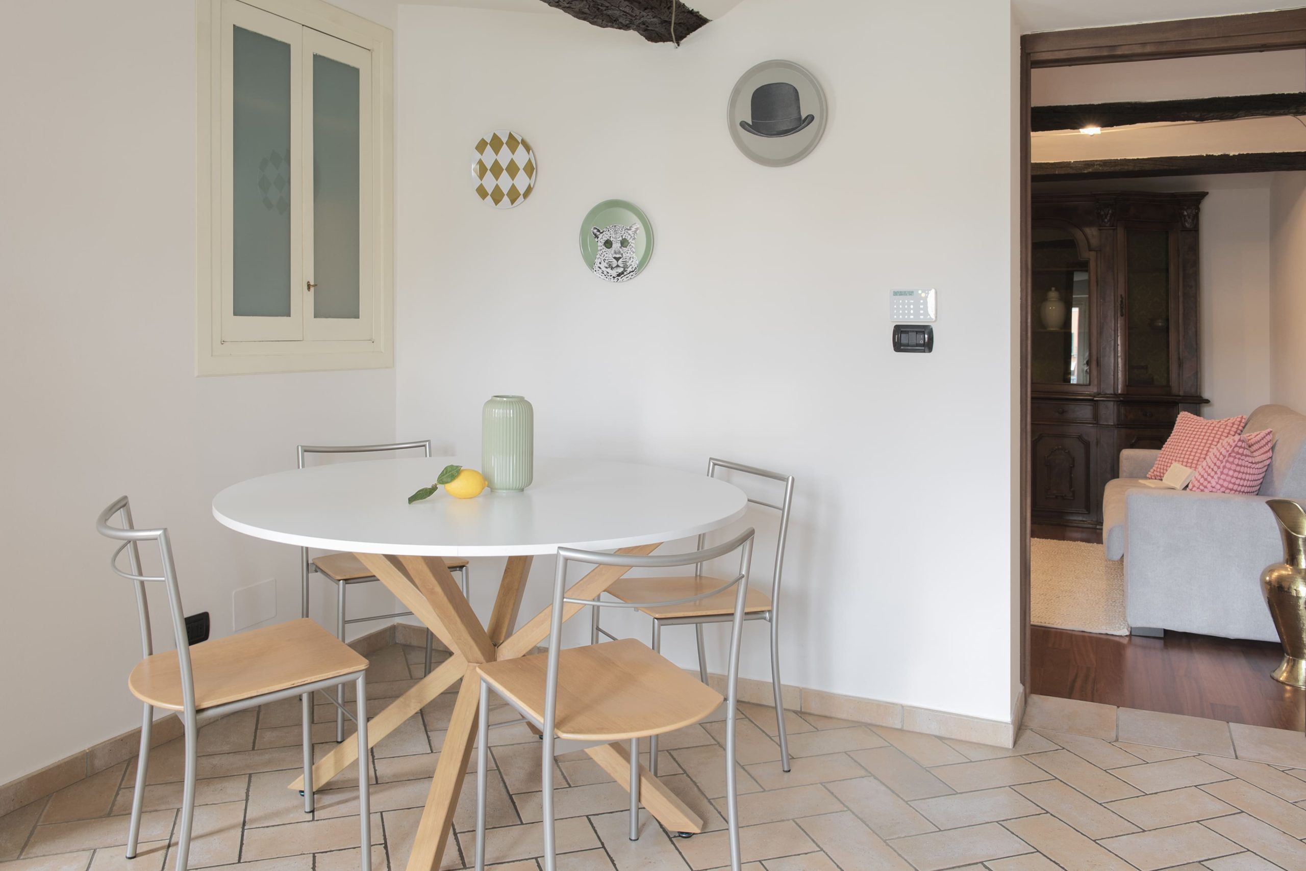 Il tavolo da pranzo bianco e rotondo nella cucina della casa in affitto a Savigliano
