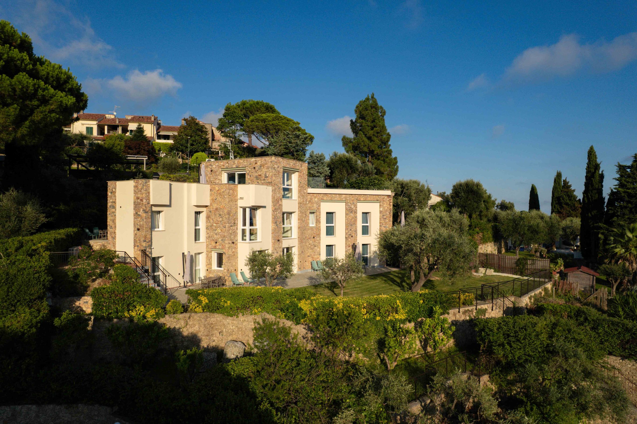 Il complesso Villa Serena a Finale Ligure, immerso nel verde della collina, in cui si trova il nostro appartamento