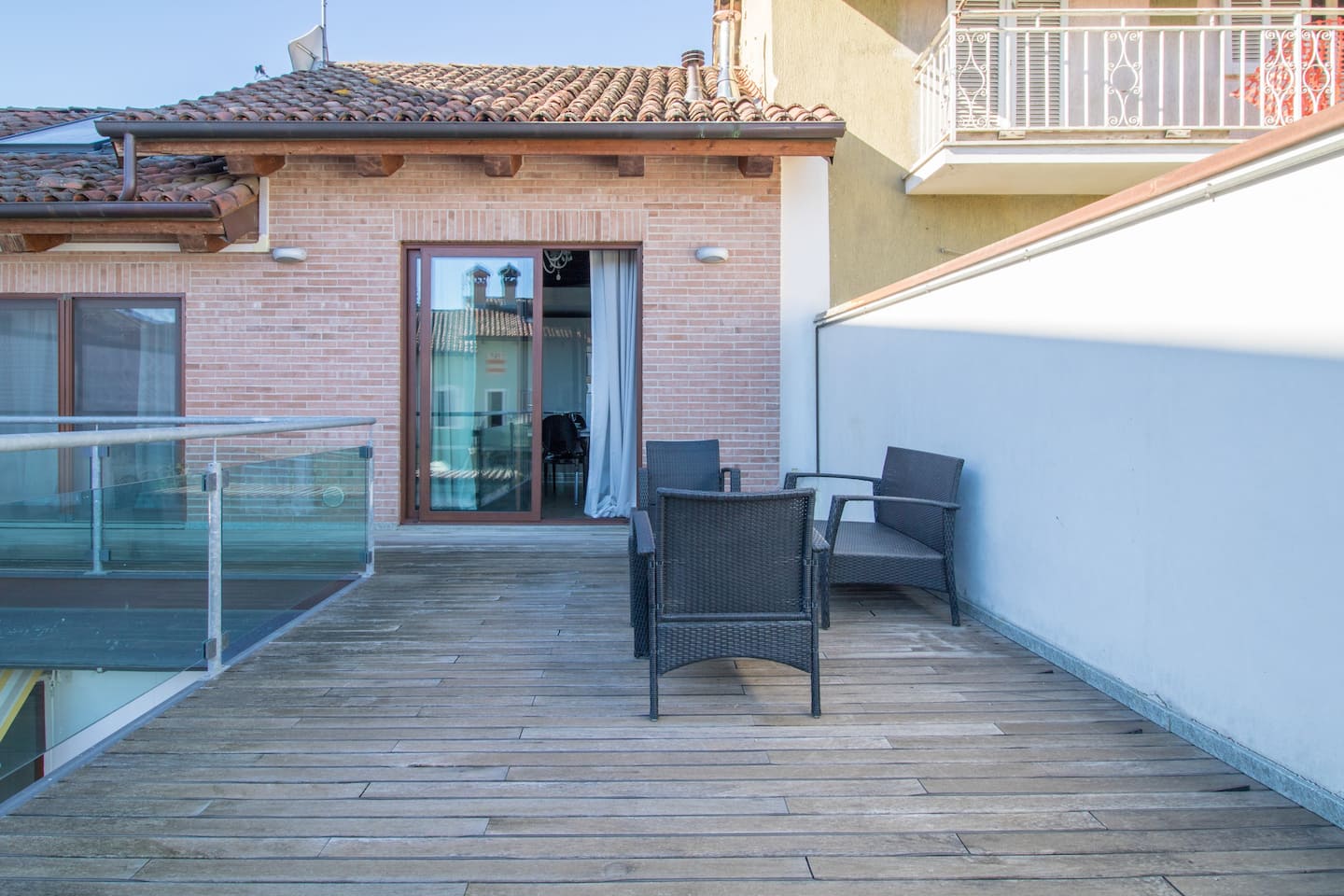 Geräumige Terrasse für einen Aperitif zwischen den Dächern von La La Land Haus, die Vayadù-Wohnung in Genola