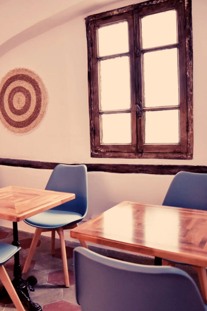 Tische und Stühle in der ausgestatteten Küche, die von den Gästen des Gästehauses in Alassio genutzt werden kann