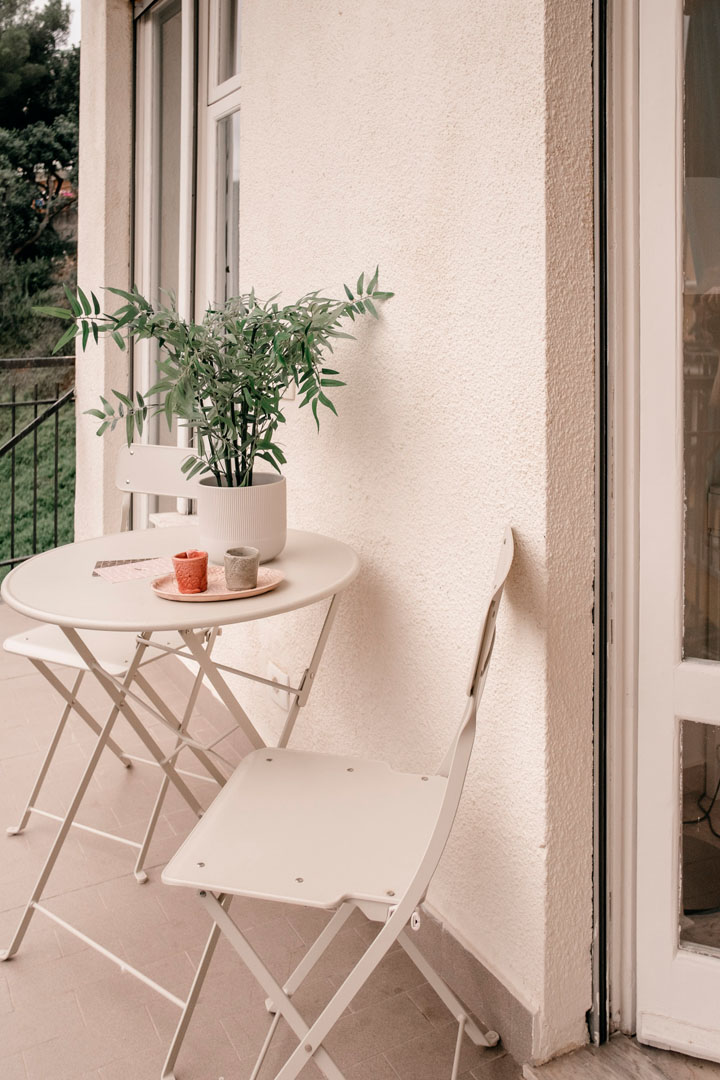 Die Terrasse mit Meerblick der Wohnung in Ospedaletti ist mit einem Tisch und Stühlen ausgestattet.
