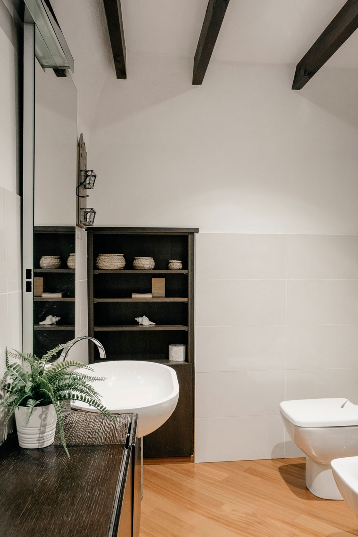 Bathroom in Tango Loft, rented by Vayadù for your holidays facing the sea in Alassio.