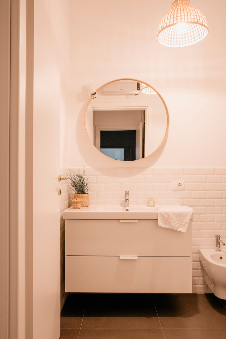 Das erste von zwei geschmackvoll eingerichteten Badezimmern in der Vayadù-Wohnung in Ospedaletti.
