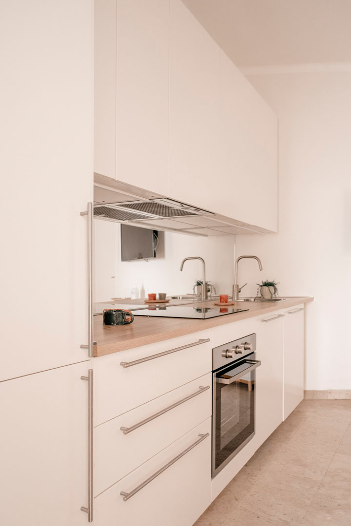 Large, well-equipped kitchen in Vayadù flat in Ospedaletti.