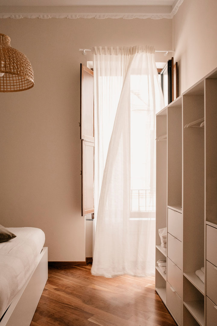 A gust of wind comes in through the window in the two-bed room of the Arabesque house, facing the sea in Alassio.