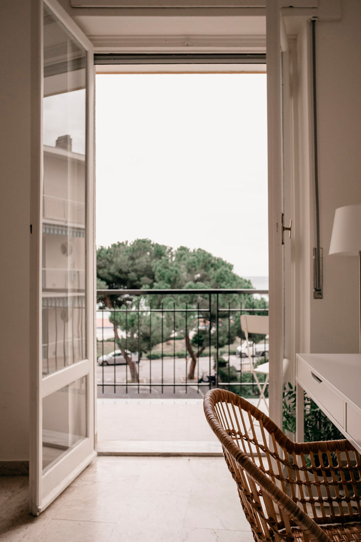 Fenêtre ouverte montrant la vue sur la mer depuis la chambre double de l'appartement Vayadù à Ospedaletti.
