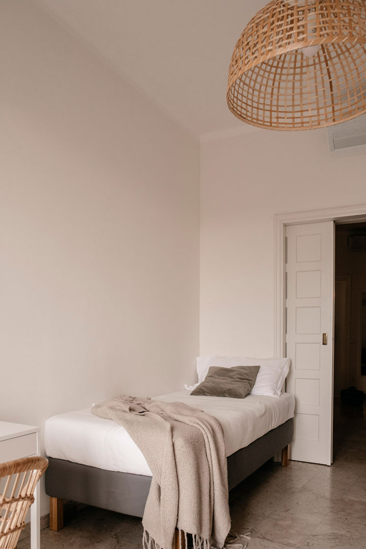 Bett im Doppelzimmer in der Vayadù-Wohnung in Ospedaletti.