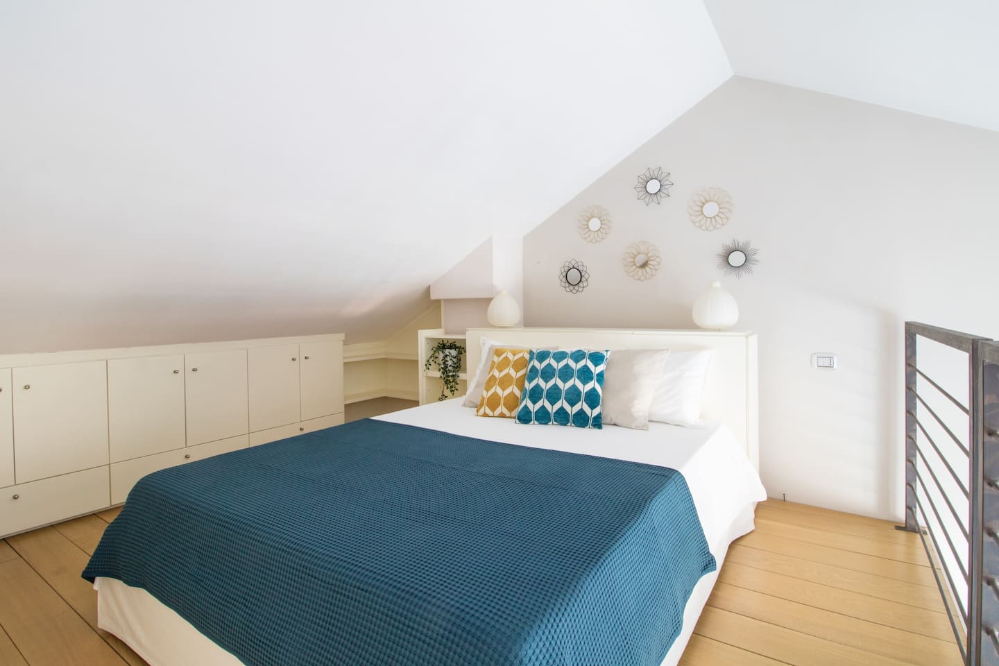 Lovely double bed on the mezzanine of La La Land House, Vayadù flat in Genola