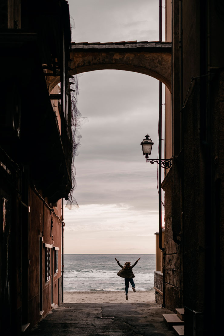 A glimpse of the Alassio promenade. In the distance we can see the figure of Floriana from behind, who is jumping for joy.