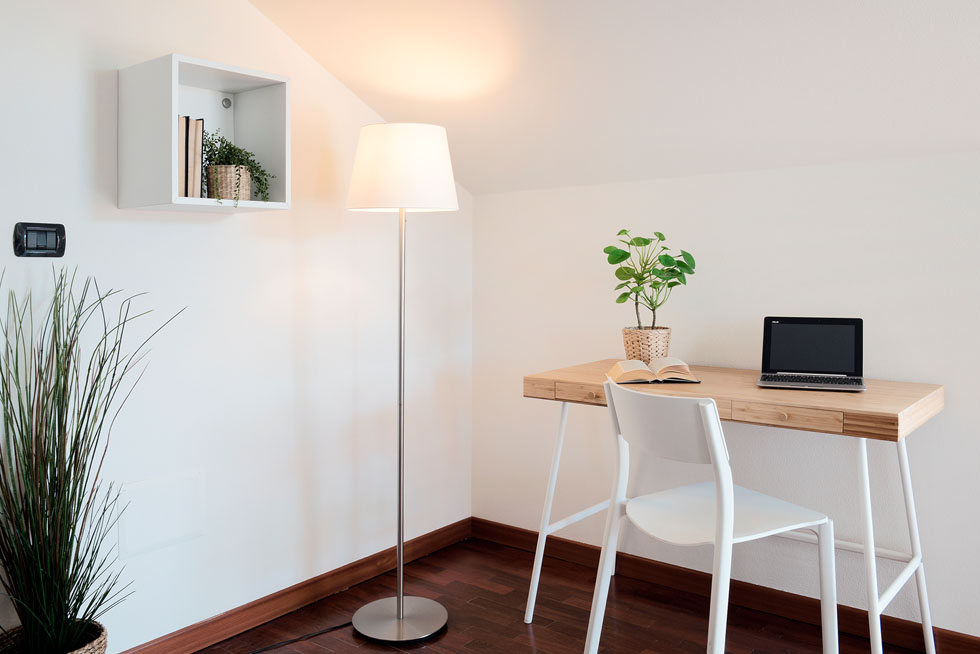 Small desk in the living area of Vayadù Swing holiday home in Cherasco, Langhe region.