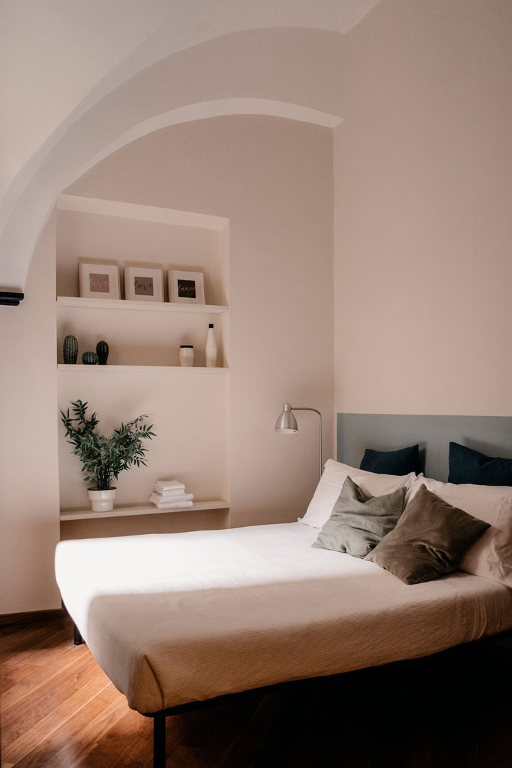Room with double bed in the large Arabesque House, facing the sea in Alassio.
