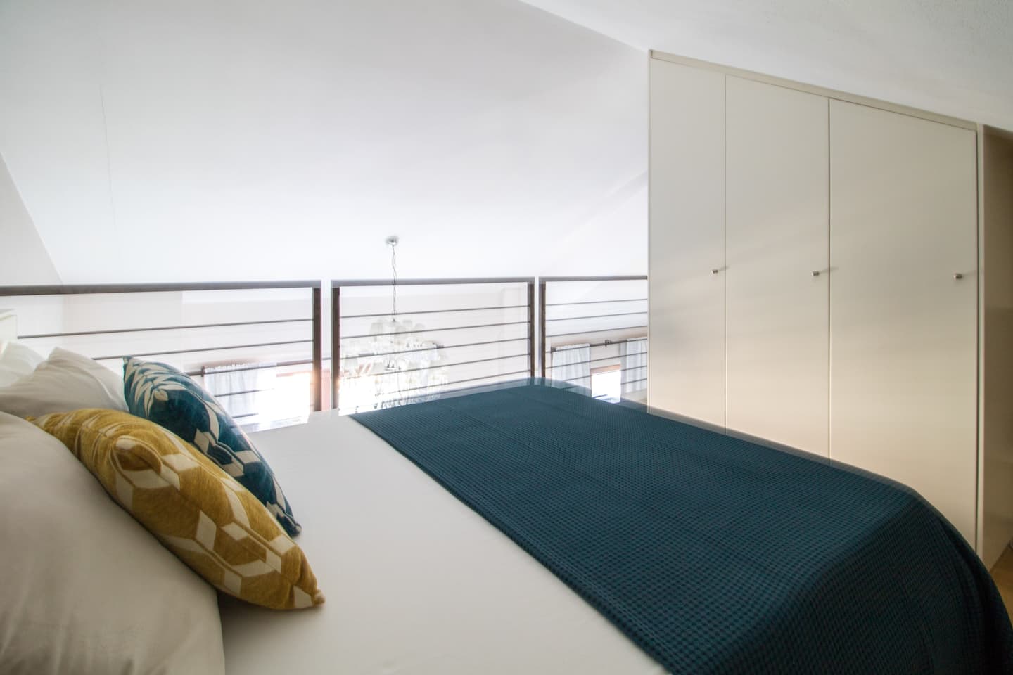 Vista del letto matrimoniale su soppalco, nella Casa La La Land, l’appartamento Vayadù a Genola