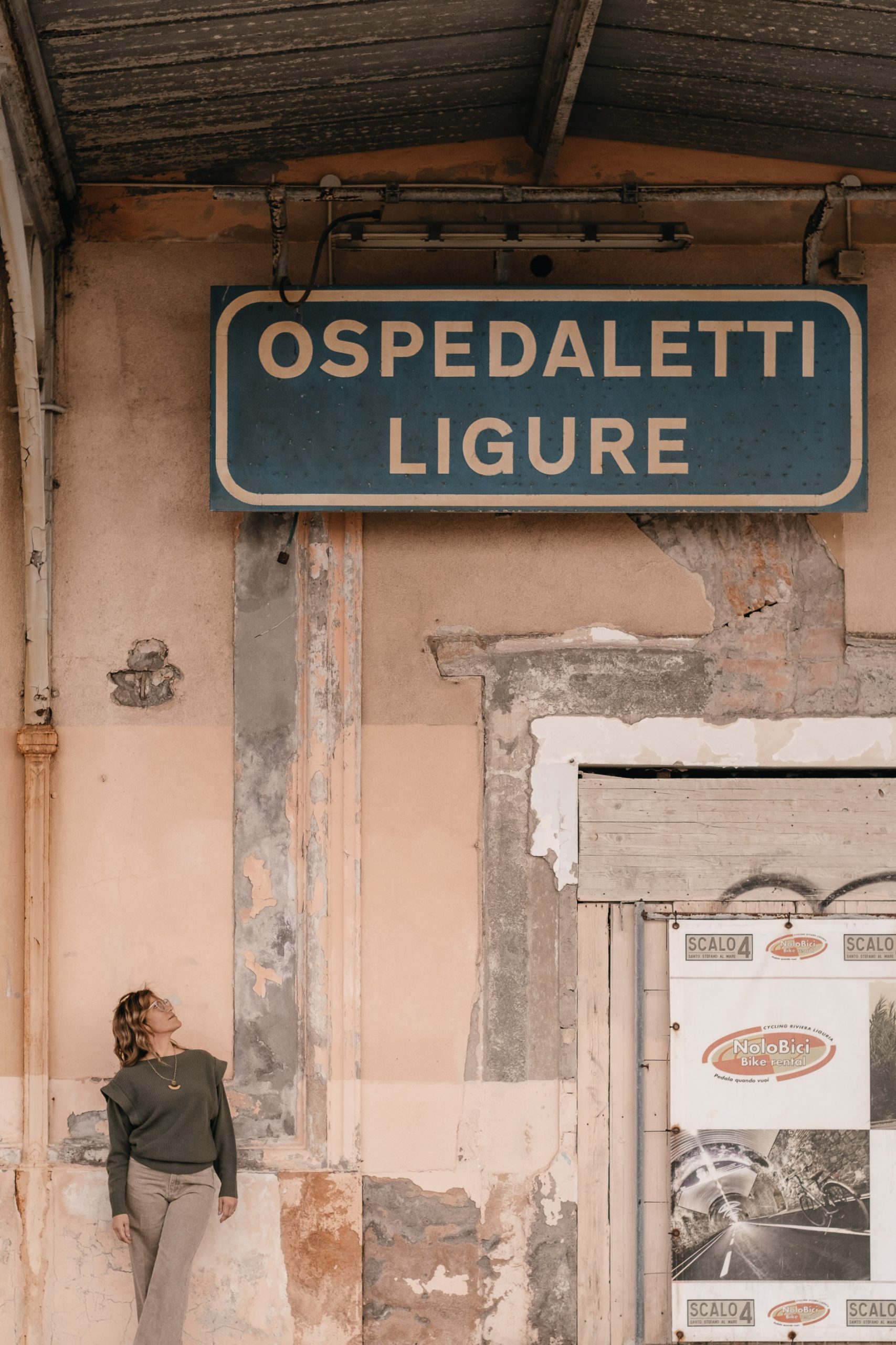 Floriana, l'âme de Vayadù, pose devant l'ancienne gare ferroviaire d’Ospedaletti, désaffecté après le déplacement de l'ancienne ligne ferroviaire et la création de la piste cyclable de la Ligurie occidentale.