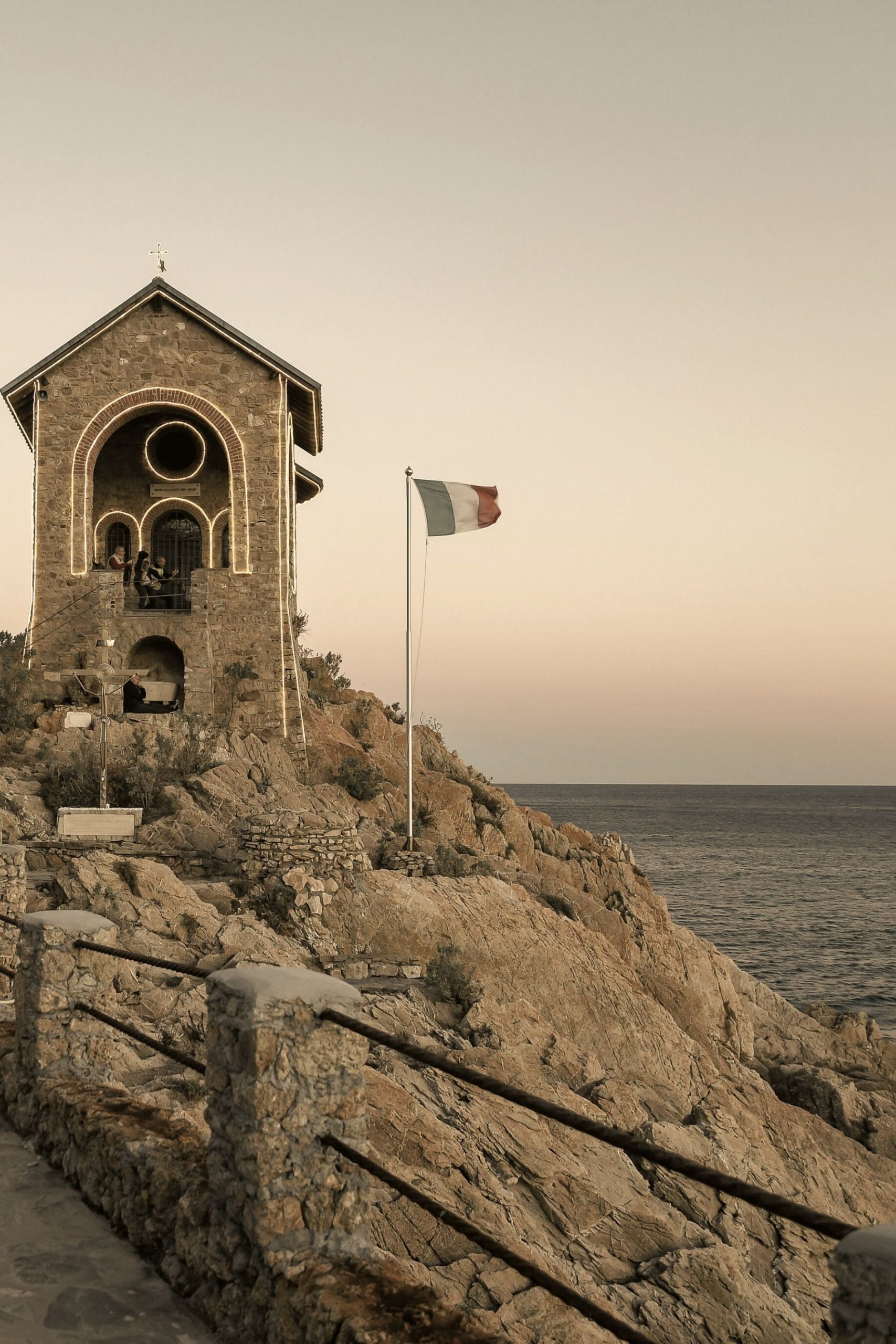Coucher de soleil panoramique à la Cappelletta dans le port d'Alassio, également connue sous le nom de "chapelle Stella Maris".