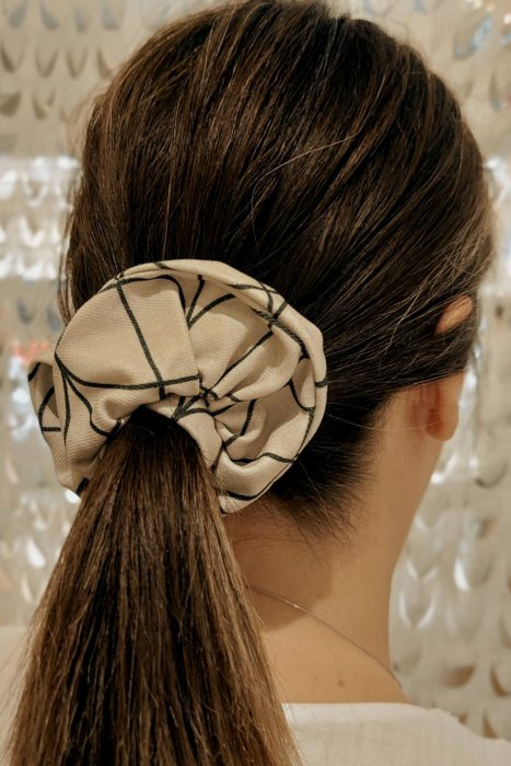 Handgefertigte Haarbänder aus der Schneiderei Maison Mael, hergestellt aus mit einem Vayadù-Muster bedrucktem Stoff.