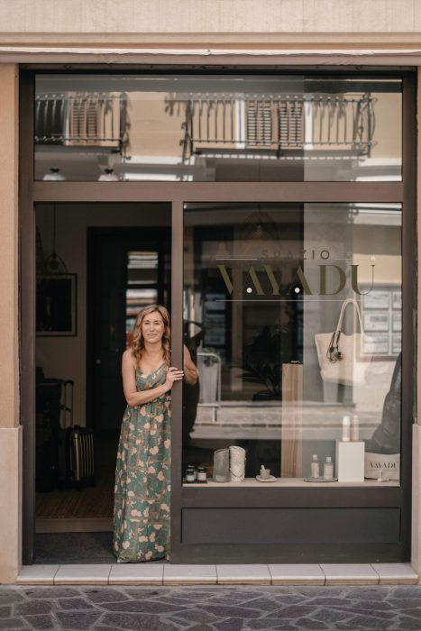 Floriana, die Inhaberin von Vayadù, steht auf der Schwelle des Spazio di Vayadù, dem Concept Store in der Nähe des Budello in Alassio.