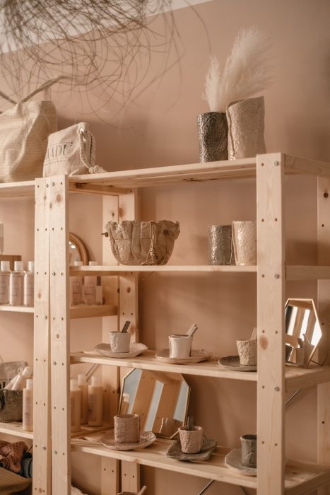 La foto mostra le ceramiche di InTerra esposte in uno scaffale in legno naturale presso Spazio Vayadù, il concept store a un passo dal Budello di Alassio