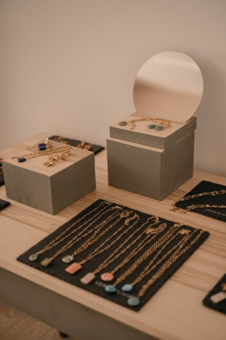 Colliers, boucles d'oreilles et bracelets artisanaux créés par Verde Olivia, exposés au Spazio Vayadù, le concept store près du Budello à Alassio.