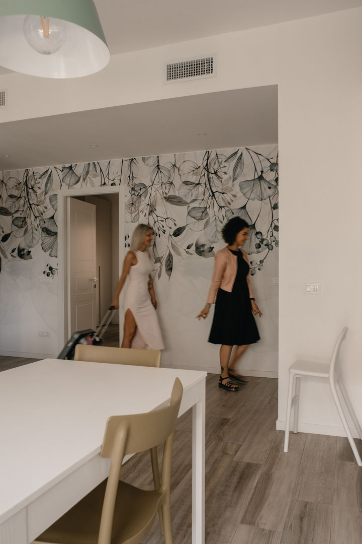 A Vayadù’s customer enters in the living area of Pirouette house in Alassio.