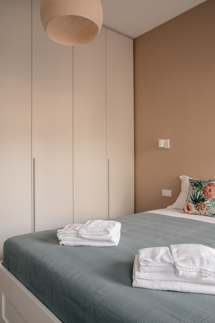 View of the large wardrobe in the double room of Pirouette house, the holiday home with garden in Alassio.