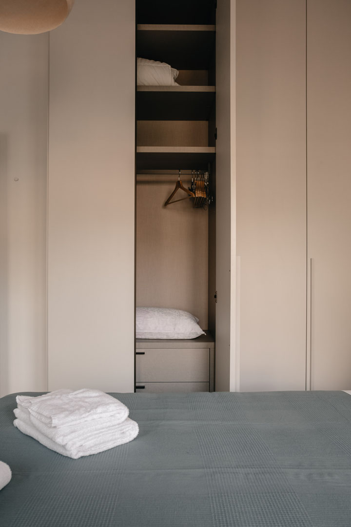 Interior wardrobe compartments in the double room of Pirouette house, the holiday home with garden in Alassio. 