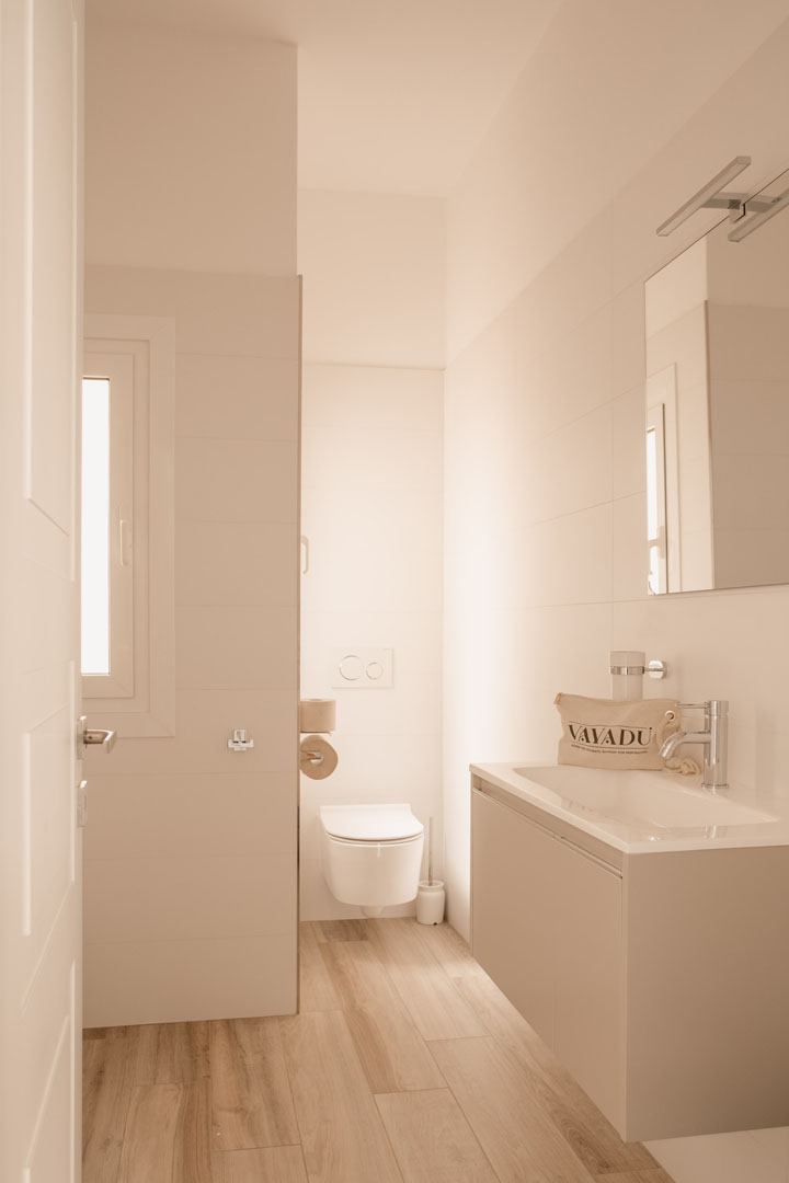 General view of the first bathroom of Pirouette, the holiday home with garden in Alassio.