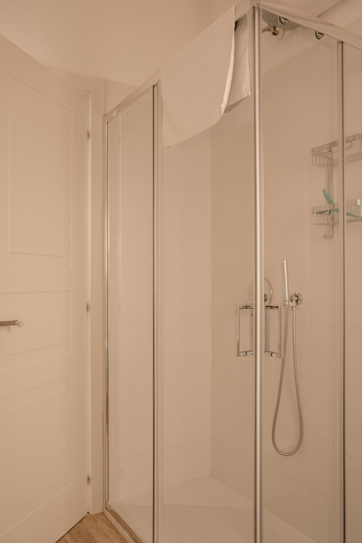 New, large shower in the first bathroom of Pirouette home, the holiday home with garden in Alassio.