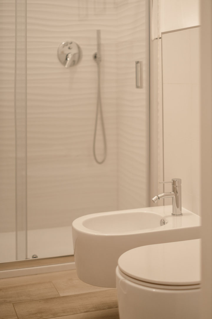 Sanitary fittings and shower at Pirouette, the holiday home with garden in Alassio. 