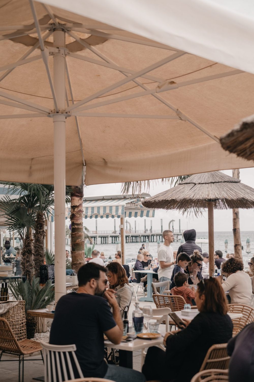 La foto ritrae la terrazza esterna del ristorante Esca Laboratorio di mare ad Alassio.