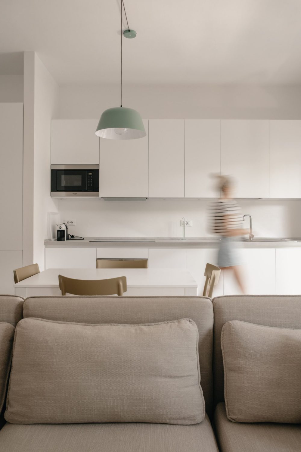 Gli interni ariosi di Casa Pirouette di Vayadù, molto vicina al mare di Alassio.