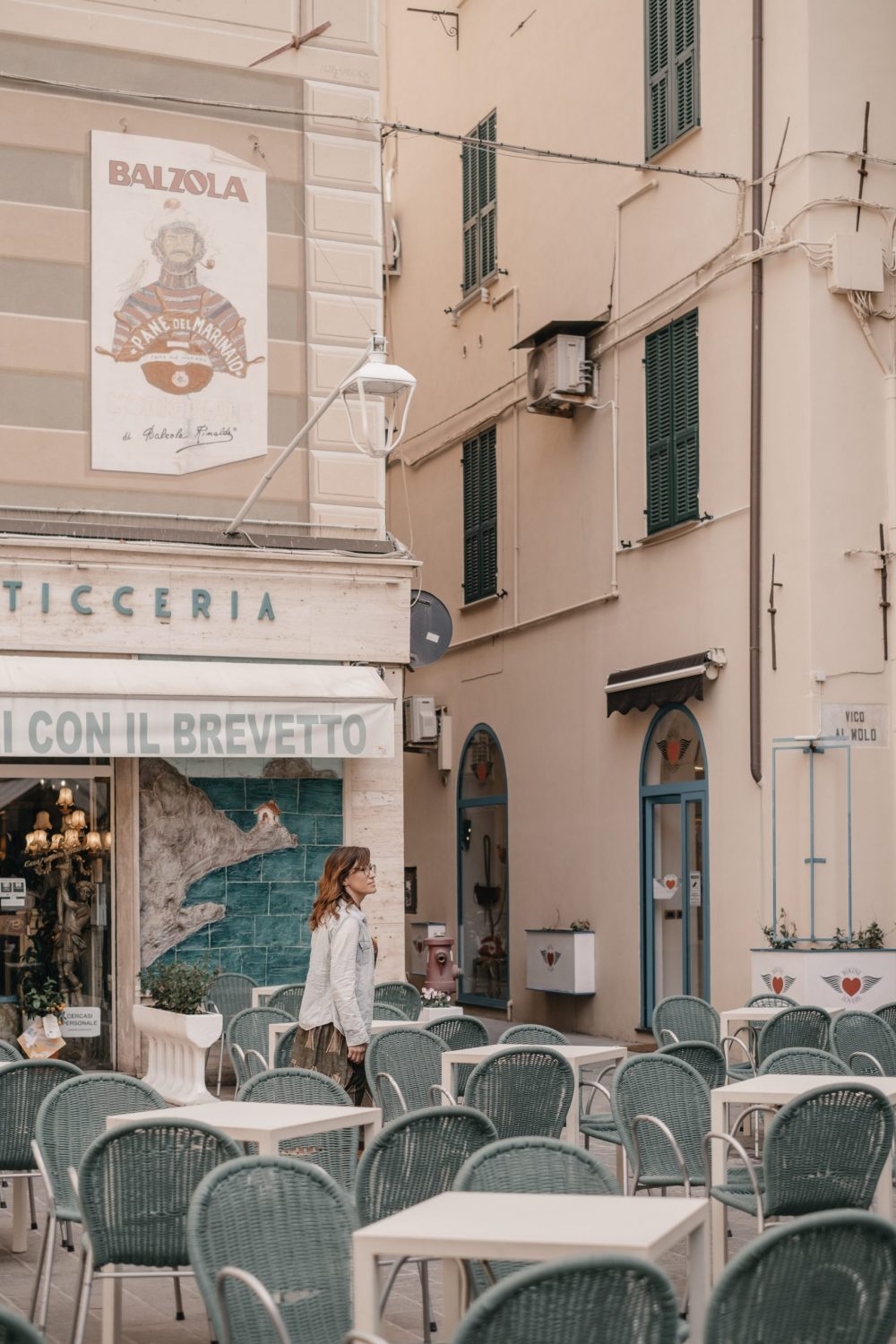 Floriana, titolare di Vayadù, mentre prende posto nella terrazza di pasticceria Balzola, nelle prime ore del mattino.