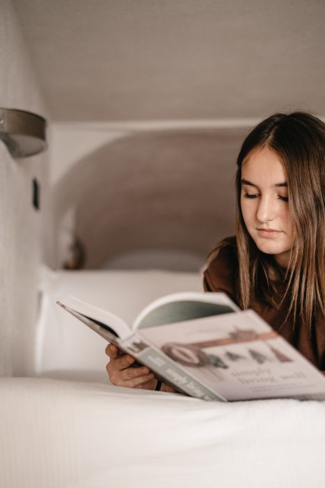 Una giovane ragazza si rifugia per una lettura solitaria nel loft Tango, un piccolo appartamento fronte mare di Vayadù.