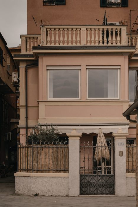 Vayadù Dehors Haus, ein zweistöckiges Gebäude an der Strandpromenade von Alassio.
