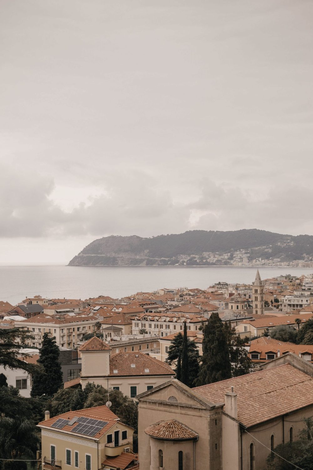 Vista di Alassio, dei suoi tetti e del suo golfo, dai giardini di Villa Pergola.