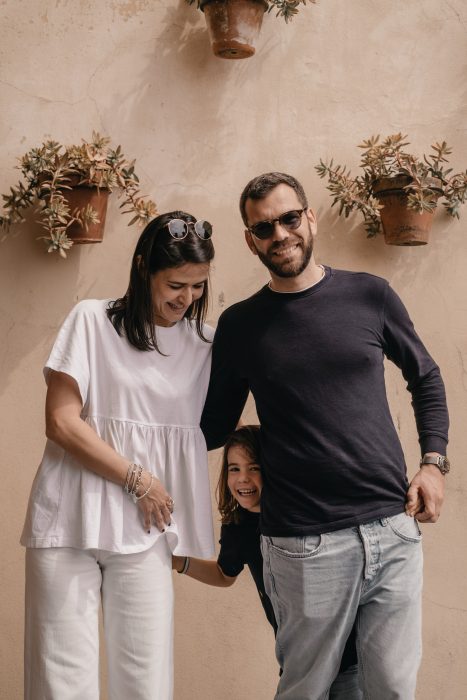 La foto ritrae una famiglia in vacanza, di fronte a una della case Vayasù ad Alassio.