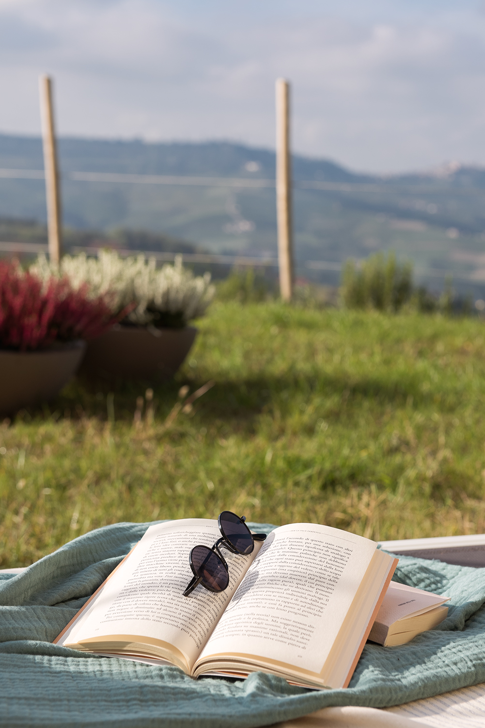 Momento di relax nel giardino degli “Ciabot in vigna”, le case vacanza Vayadù nelle Langhe. 
