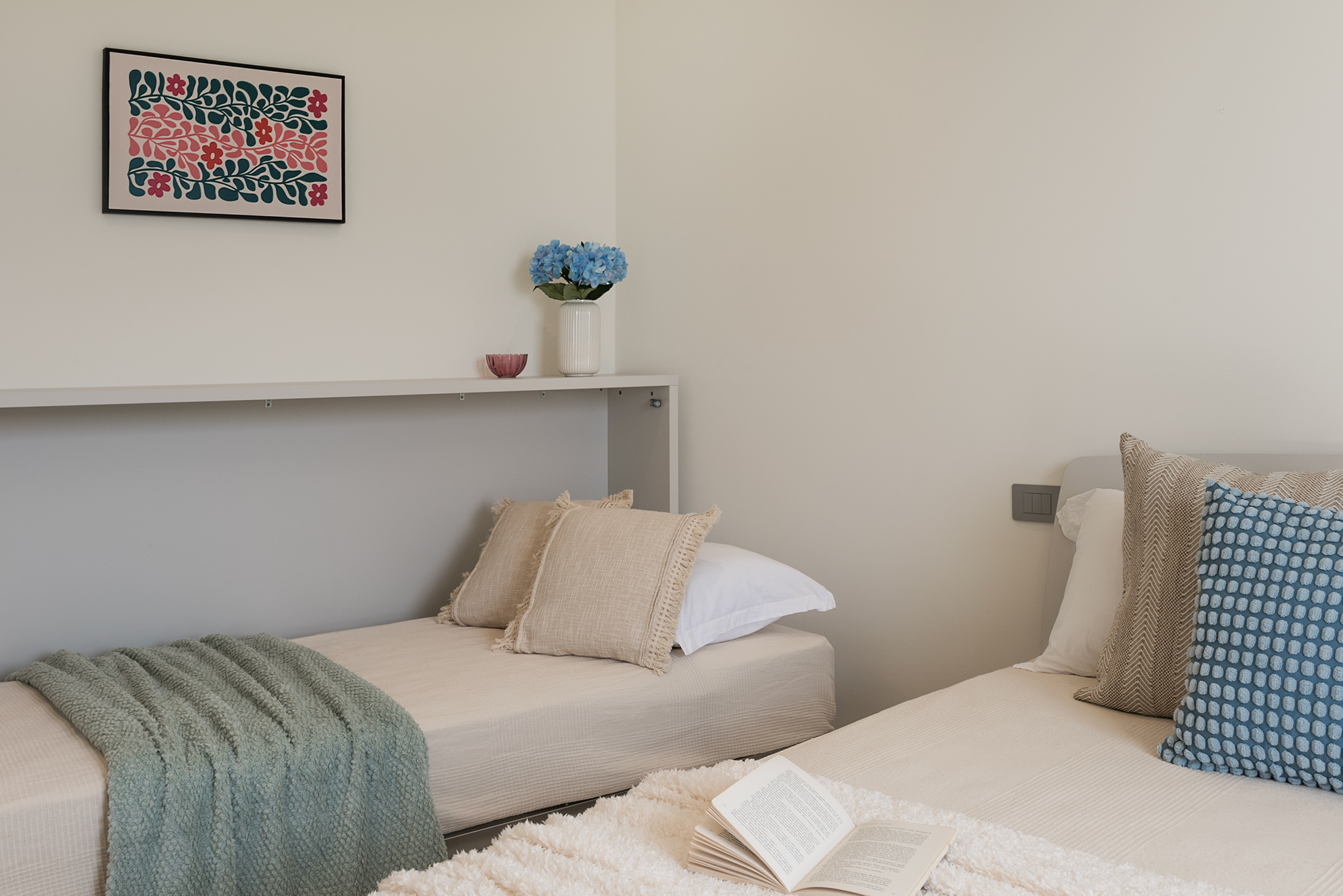 Il letto matrimoniale e il letto a ribalta singolo aperto della casa vacanza a Finale Ligure