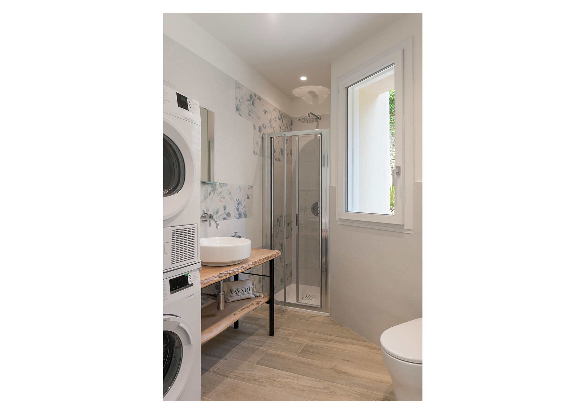 Il bagno finestrato con lavatrice e asciugatrice della casa vacanza a Finale Ligure