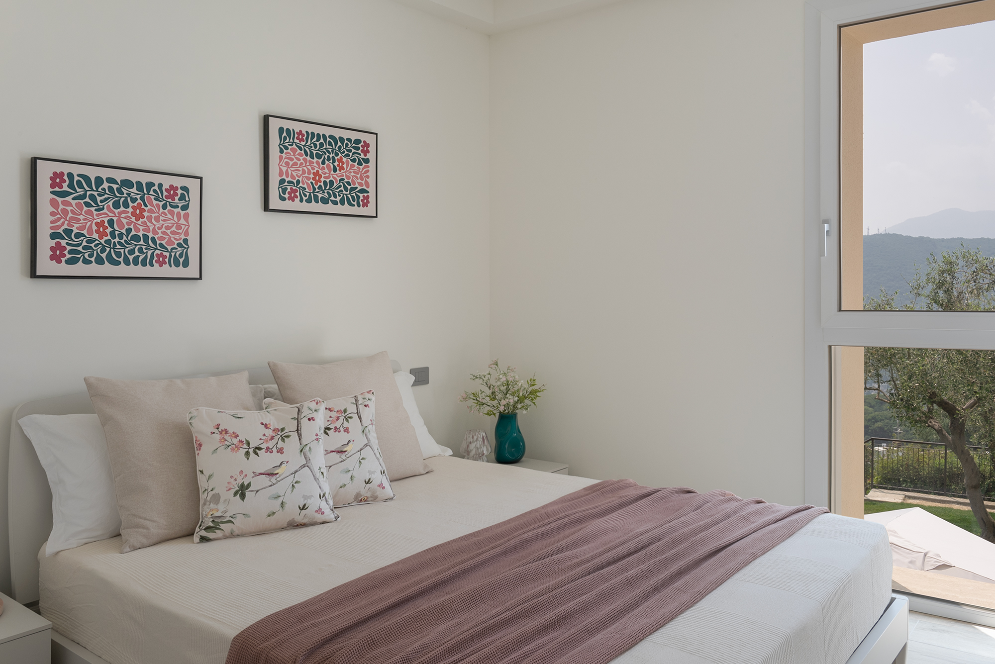 La camera matrimoniale con porta finestra sul verde della casa vacanza a Finale Ligure