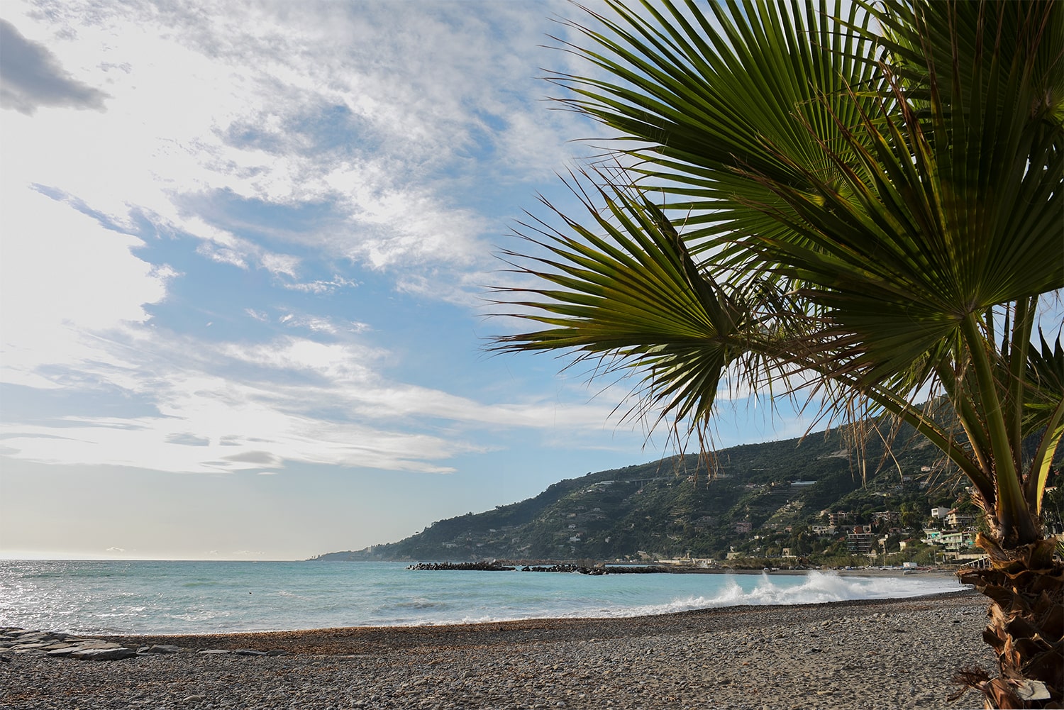 La spiaggia di Ospedaletti con palme e cielo azzurro